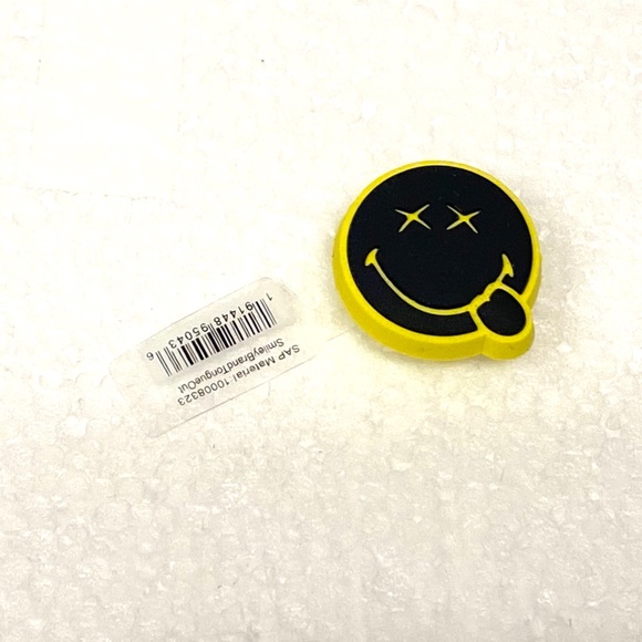Crocs Smiley Brand Tongue Out Jibbitz Charm - Picture 1 of 1